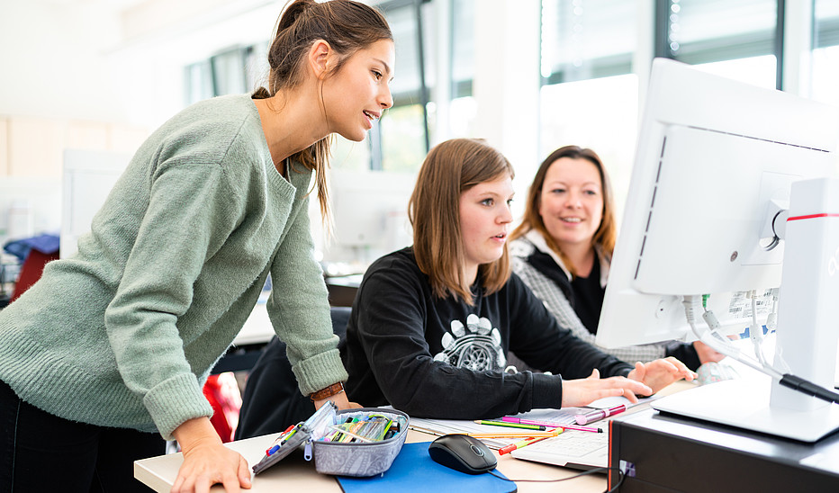 Foto: Tobias Ritz 3 Studentinnen sitzen vor einem PC und arbeiten