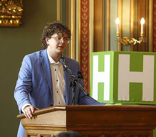 Tom Walter from the Staff Council gives a speech at the lectern.