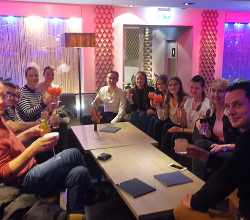 Studierende und Professoren in einer Bar in Riga
