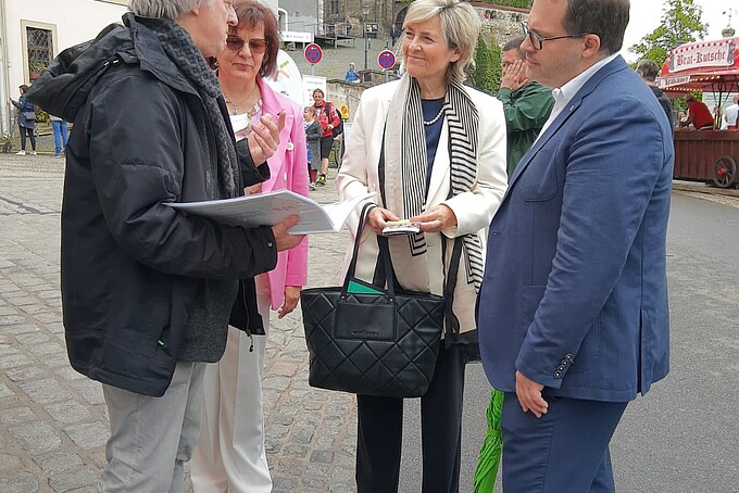 Bernd Hölsken in conversation with MDR Director Prof. Dr. Karola Wille and the Rector of the HSZG.