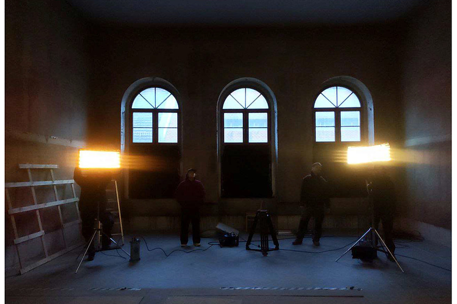 Dreharbeiten zum SFA Abschlussfilm „Katharina“ in einem dunklen Raum mit Beleuchtungstechnik.