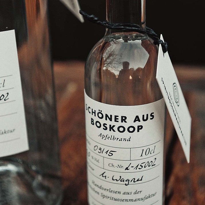 Foto Flasche mit Etikett Schöner aus Boskoop - Apfelbrand