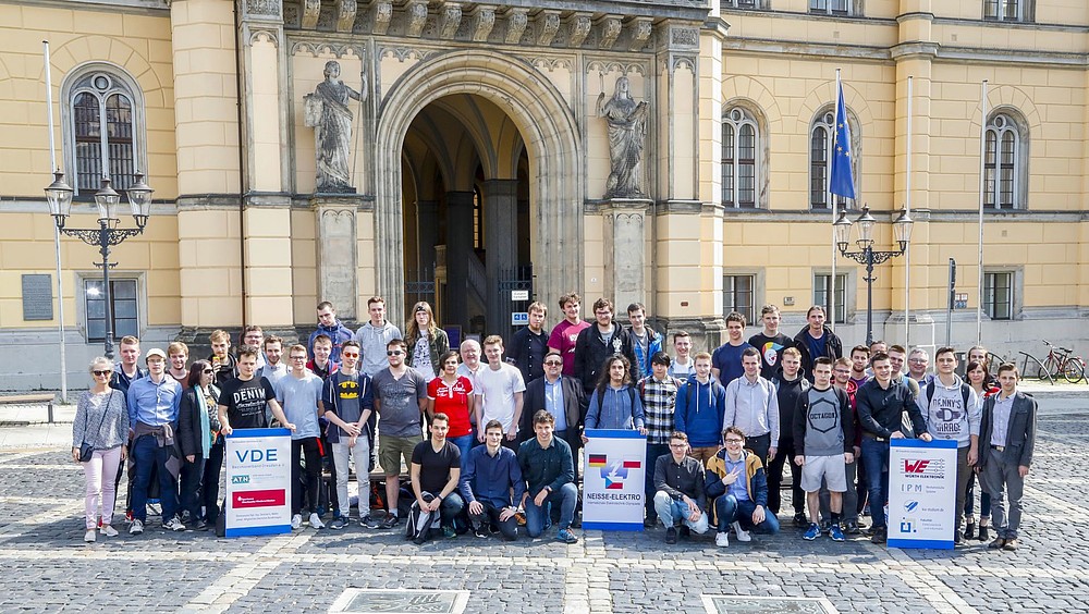 Traditionelles Gruppenfoto im Sonnenschein vor dem Rathaus Zittau