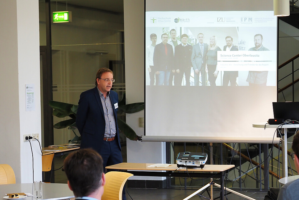 Prof. Kroschel gives a lecture in front of an audience.