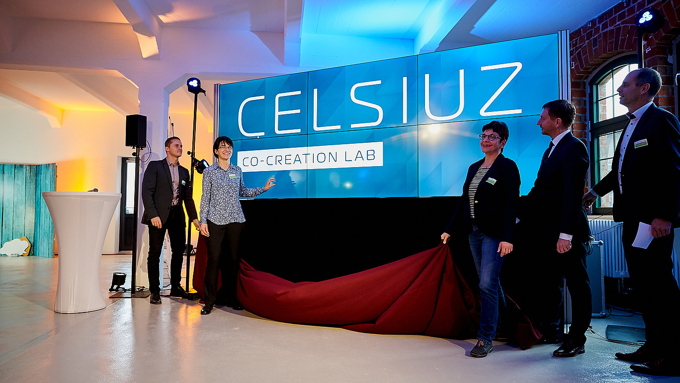Das Bild zeigt die Eröffnung der Monitorwand im CELSIUZ-Labor.