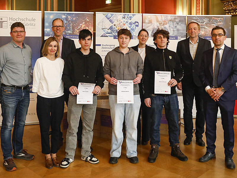 Die Sieger und Veranstalter der Neisse-Elektro stehen im Bürgersaal des Zittauer Rathauses zum Gruppenbild nebeneinander.