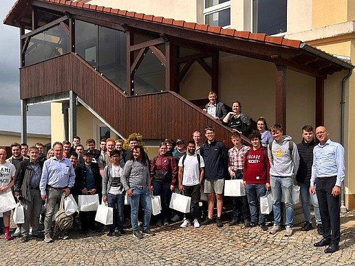 Gruppenfoto vor dem MBN-Firmengebäude mit Teilnehmenden der Exkursion