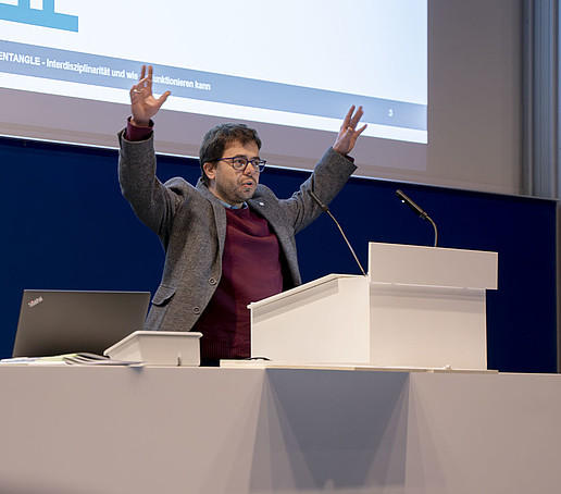 Professor Jens Weber stands at the lectern in the lecture hall.