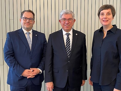 The new chair of the Saxon State Rectors' Conference consisting of Prof. Dr. Alexander Kratzsch, Prof. Dr. Klaus-Dieter Barbknecht and Agnes Wagner stand next to each other and smile into the camera.