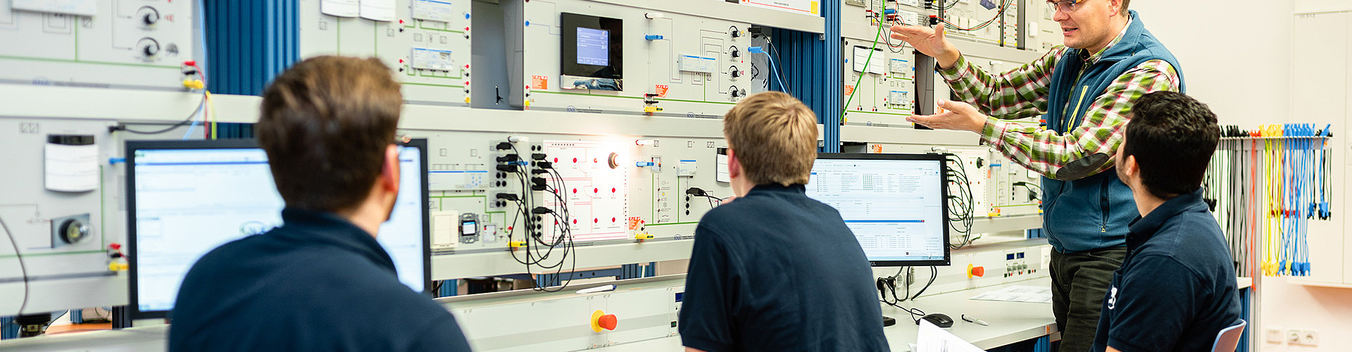 Diploma Dual Automation and Mechatronics students during an internship in the laboratory.