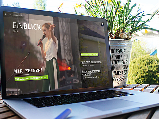 Laptop auf dessen Bildschirm der Online-EINBLICK geöffnet ist.