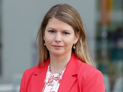 Prof. Dr.-Ing. Patricia Stange lächelt in die Kamera.