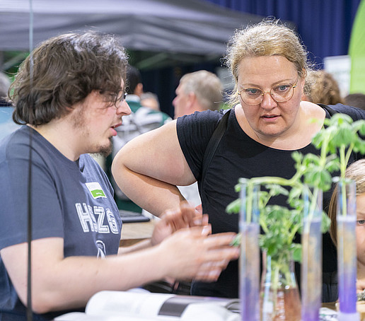 Eine Besucherin lässt sich am Stand beraten.