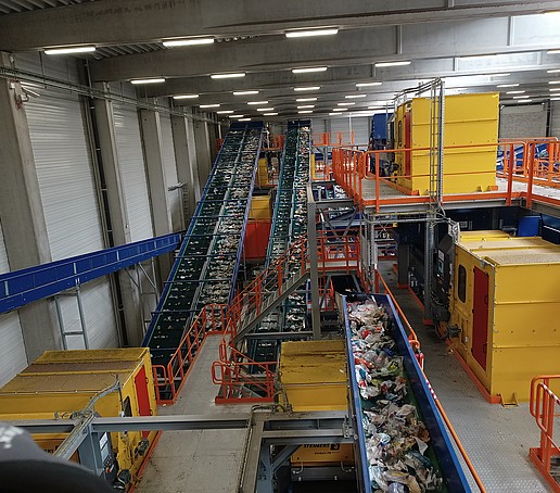 Conveyor belts with plastic waste / View of the plant