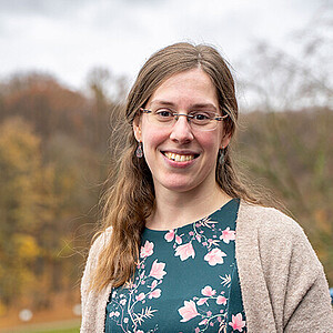 Claudia Döring lächelt in die Kamera.