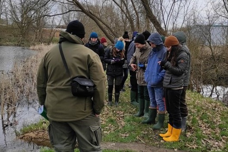 Dipl.-Ing. for Ecology and Environmental Protection Kay Sbrzesny presented the mapping features of a beaver territory to the students. Here in the picture he showed a beaver change.