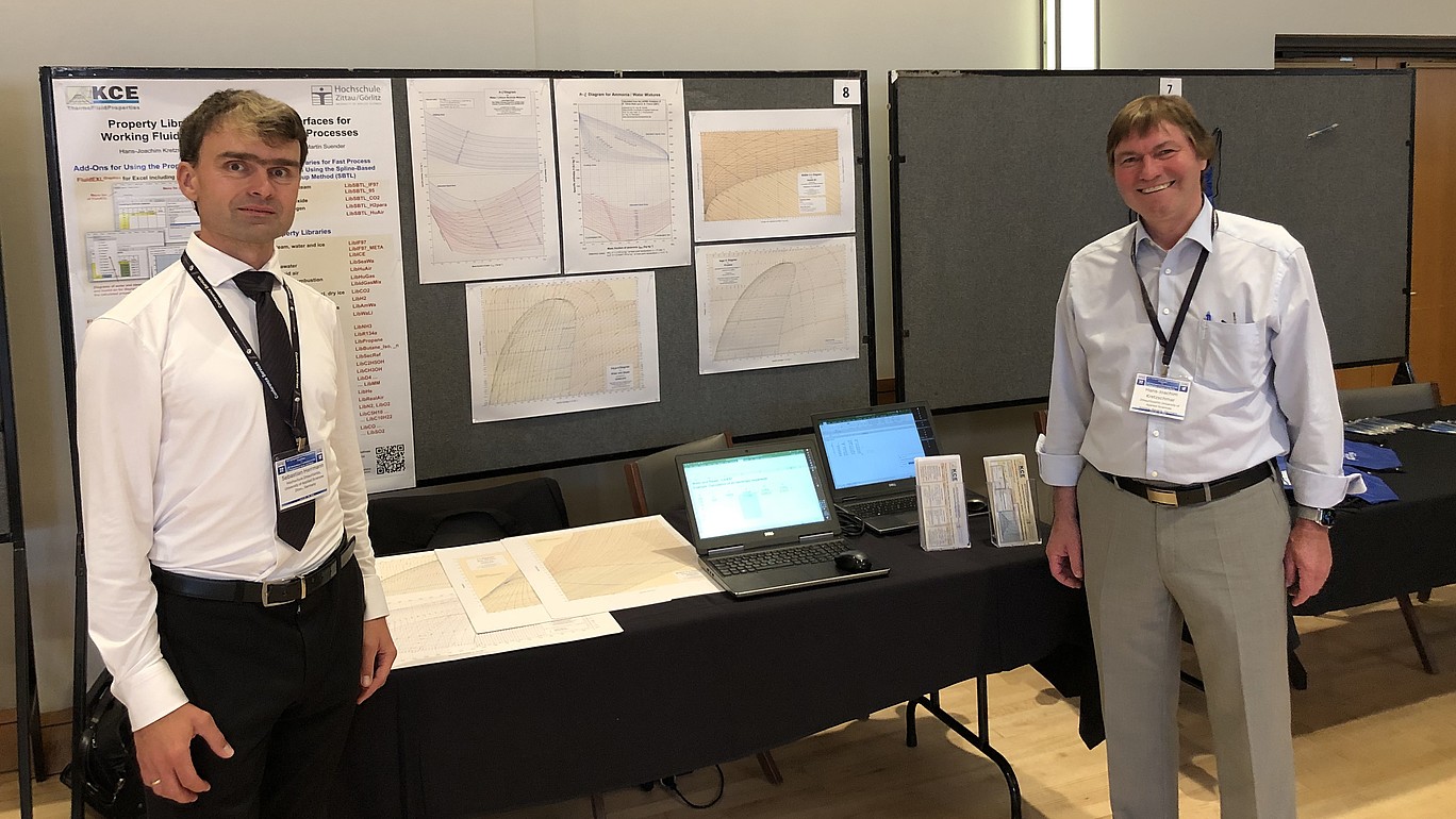 Prof. Kretzschmar (r.) und Dr. Herrmann stehen vor einer Posterpräsentation.