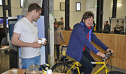 Mit dem Smoothie-Bike präsentiert sich Wissenschaft 'erfrischend' anders.