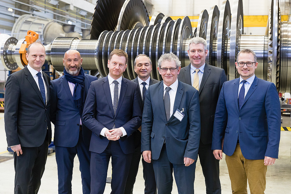 v.l.n.r.: Oliver Schenk (Staatsminister und Chef der Staatskanzlei), Prof. Antonio M. Hurtado (Prorektor für Universitätsentwicklung TU Dresden), Michael Kretschmer (Ministerpräsident), Octavian Ursu (Oberbürgermeister Görlitz), Prof. Dr. Friedrich Albrecht (Rektor HSZG), Ronald Schmidt (Leiter des Siemens-Geschäftes Industriedampfturbinen) und Prof. Dr. Stephan Stubner (Rektor HHL)