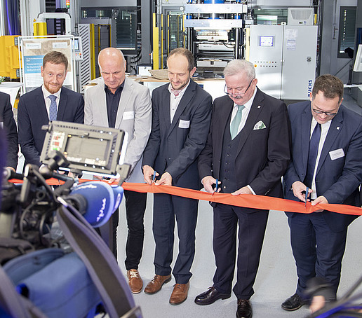 The official guests cut the opening ribbon.