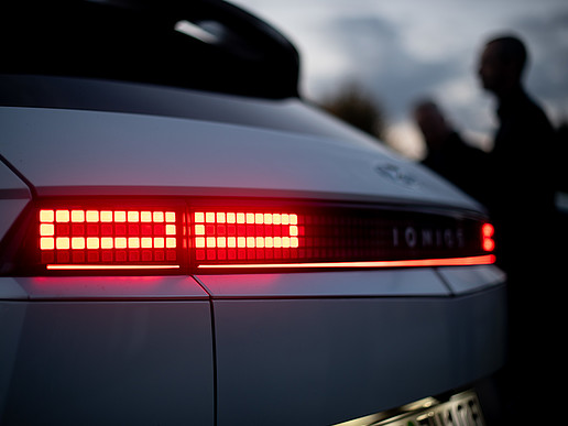Rückscheinwerfer eines E-Autos