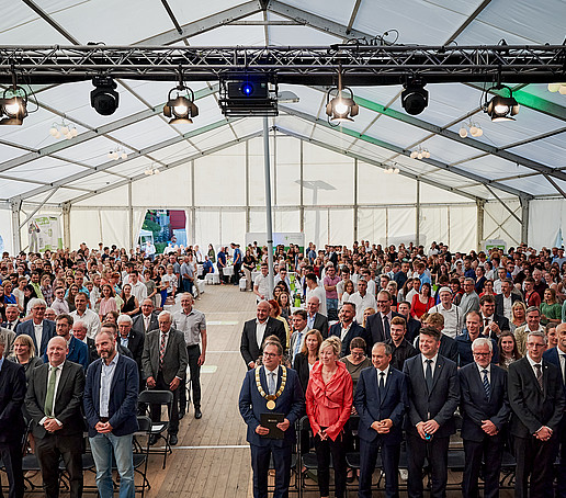 Alle erheben sich im Festzelt!