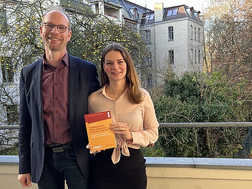 Prof. Hoff und Katja Knauthe mit dem frisch gedruckten Buch