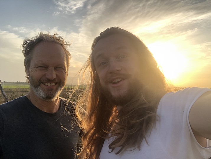 Ralf Habel und Tom Hohlfeld vor untergehender Sonne