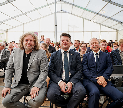 Oberbürgermeister unter sich sitzen in der ersten Reihe im Publikum (v.l.n.r.): Torsten Pötzsch (OB Weißwasser), Thomas Zenker (OB Zittau) und Octavian Ursu (OB Görlitz).