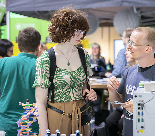 A visitor in conversation with an HSZG employee.