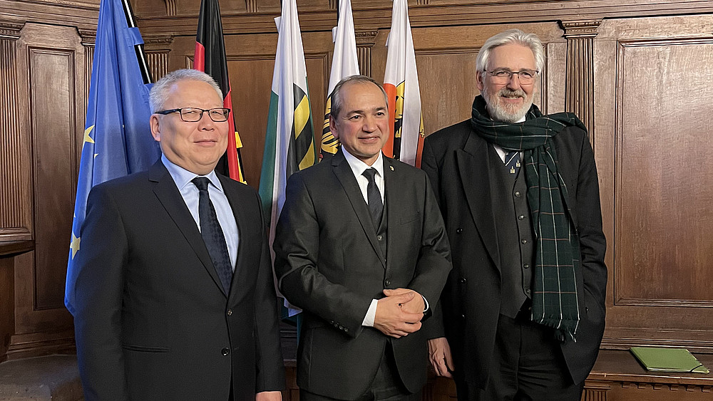 The Ambassador of Mongolia H.E. Dr. Birvaa Mandakhbileg and Prof. Matthias Theodor Vogt (left and right) visiting Mayor Ursu (center) at Görlitz City Hall.