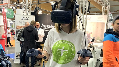 Melanie Weickelt, Mitarbeiterin der Öffentlichkeitsarbeit, probiert das erste Mal die VR-Brille
