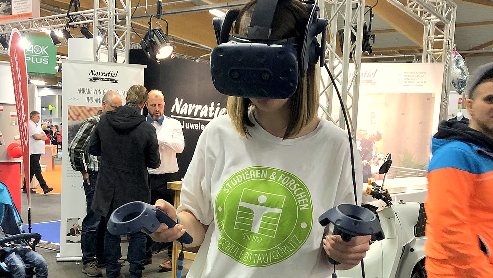 Melanie Weickelt, Mitarbeiterin der Öffentlichkeitsarbeit, probiert das erste Mal die VR-Brille