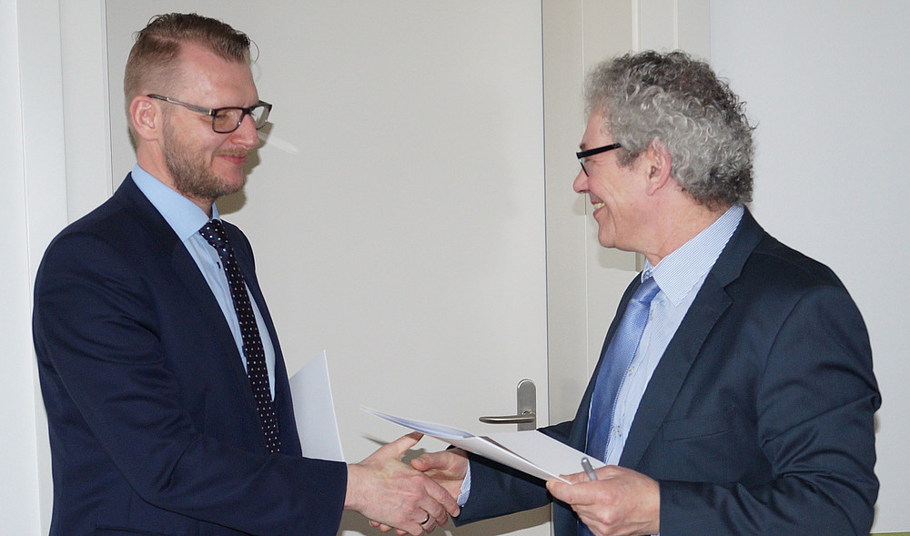 A handshake seals the cooperation between HSZG and the Federal Employment Agency in Bautzen.