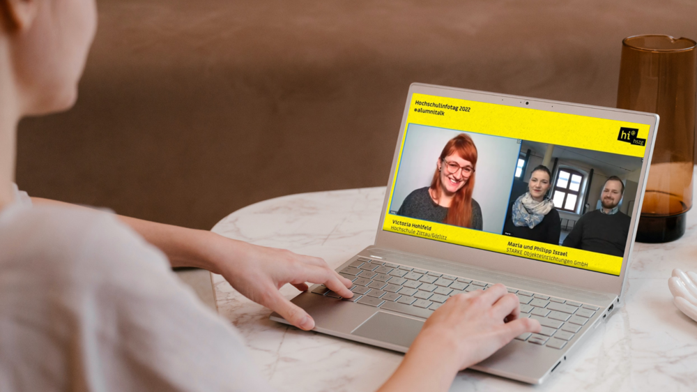 A student is sitting at her laptop. On the screen you can see a presenter and a couple in conversation.