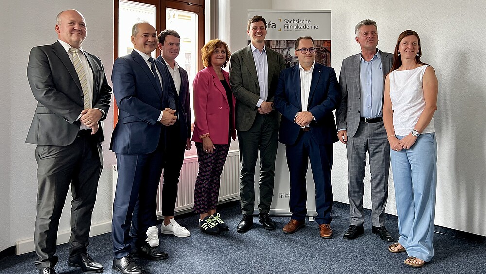 The shareholders of the Filmakademie Görlitz stand next to each other for the group photo.