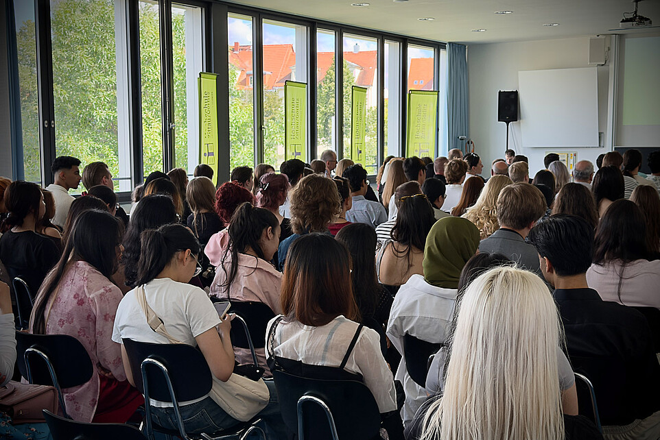 Scenes from the graduation ceremony at the Preparatory College of the Zittau/Görlitz University of Applied Sciences: Guests watch the event in the Bürgersaal.