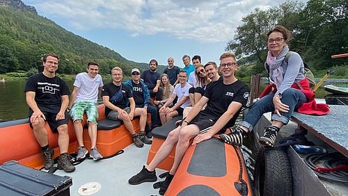 Eine Gruppe Studierender und Mitglieder vom VDE HSG Zittau und dem Bezirksverein VDE Dresden sitzen in einem Powerboot auf der Elbe.