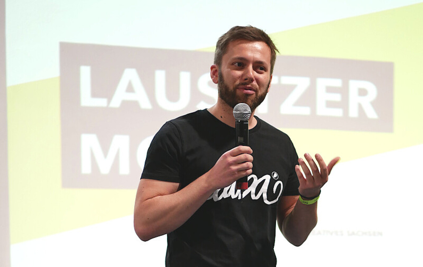 Photo portrait Gerhard Zschau - young man with microphone