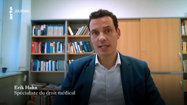 Foto: privat Prof. Hahn sitzt am Schreibtisch und schaut in eine Kamera. Er wird für das arte-Journal interviewt.