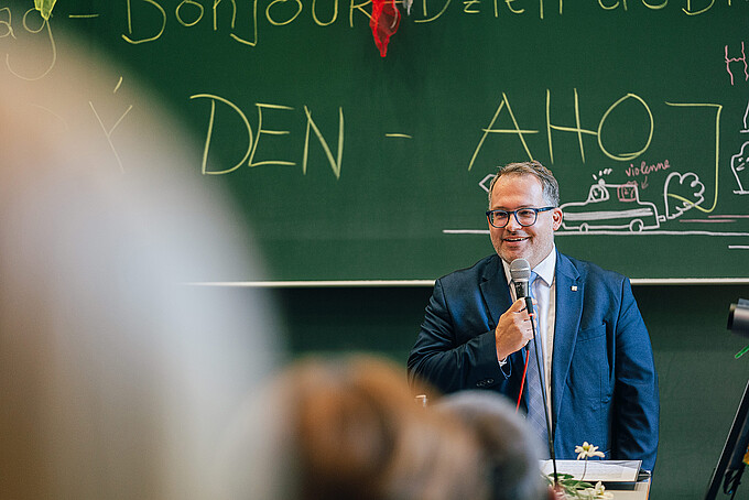 The HSZG rector delivers a speech.