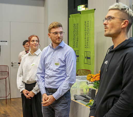 The prizewinners of the Förderverein stand side by side in front of the audience.
