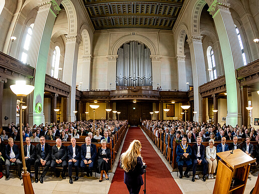 Blick vom Altarraum in die voll besetzte Johanniskirche Zittau während der Immatrikulationsfeier der Hochschule Zittau/Görlitz.