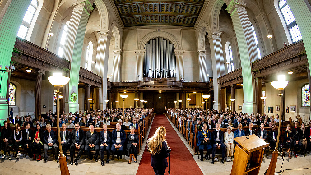 View from the chancel into the packed St. John's Church in Zittau during the orientation ceremony for Zittau/Görlitz University of Applied Sciences.
