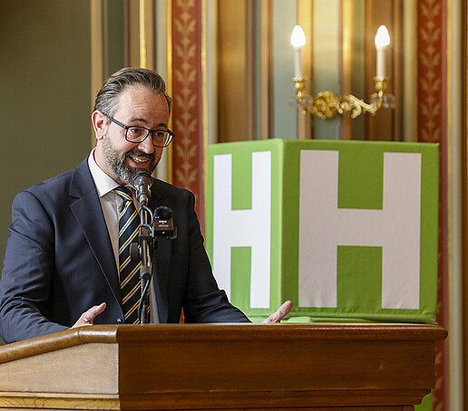 Science Minister Gemkow gives a welcoming speech at the lectern.