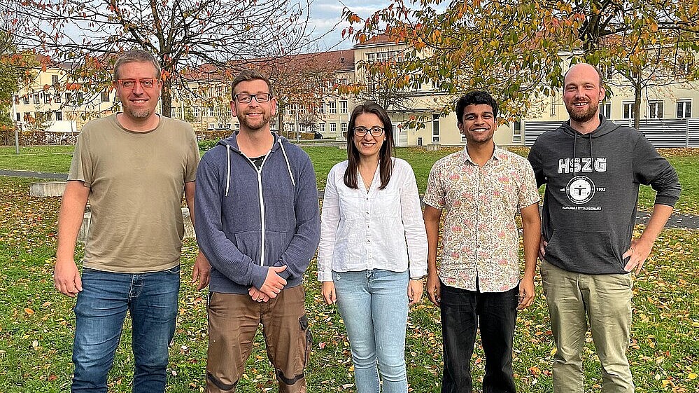 Thomas Schäfer (IPM), Sebastian Reinicke (IPM), IAESTE students Dobrila Grujikj and Rohan Saklani, Martin Herling (IPM) stand on the lawn on the Zittau campus in front of House Z I.