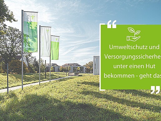 Auf einer Wiese am Zittauer Campus wehen drei HSZG-Fahnen. Auf einer daneben platzierten Grafik steht der Titel der Veranstaltung.
