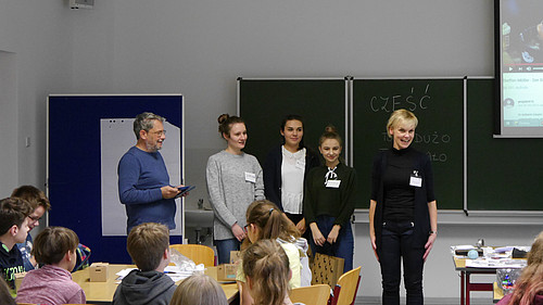 Gemeinsam gegen Sprachbarrieren - das HSZG-Team brachte den SchülerInnen polnische Grundlagen bei