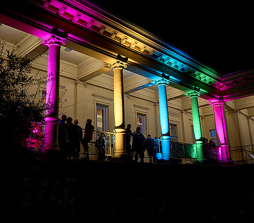 The columns of the city pool shine in neon colors.