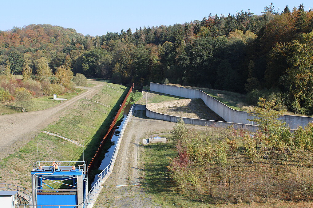 Abflussbauwerk des Regenrückhaltebeckens.